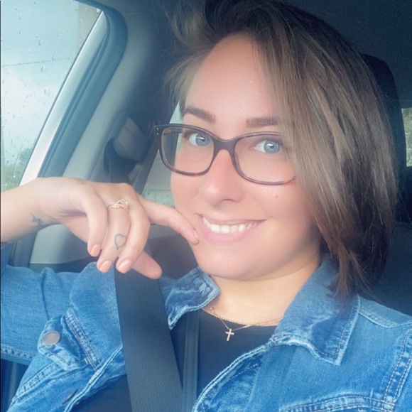 Meet your Posher, Danielle - Picture 2 of 3